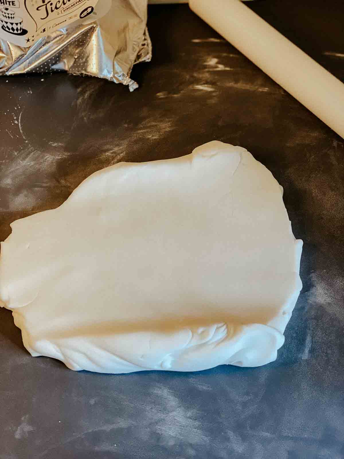 Massa-Ticino_Fondant_tropical-white_ausrollen